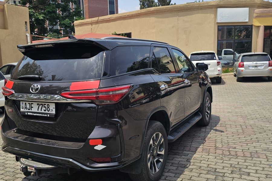 Toyota Fortuner  2021